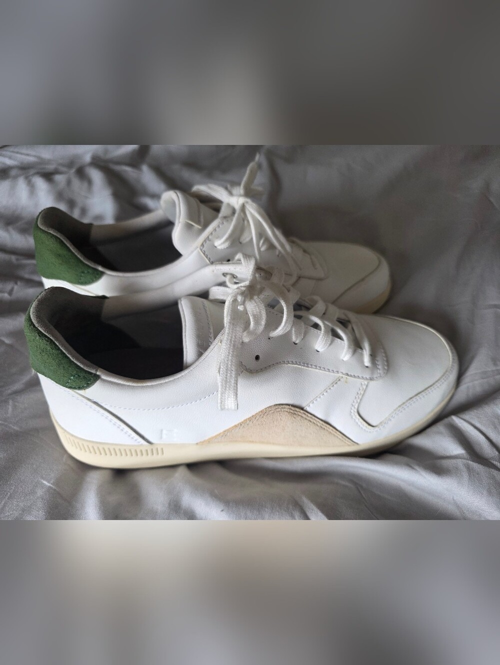 Everlane ReLeather Court Sneakers – White/Green
Size: Women’s 11 / Men’s 9